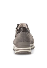 Grauer Wildledersneaker mit einem glatten Lederakzent, ausgestattet mit einer gepolsterten Sohle in Grau und Weiß sowie einem Reißverschluss für einfaches An- und Ausziehen.