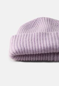 Gorro de malha em ribana roxa com uma bainha dobrada. Feito de um suave tecido misto de lã, com um padrão texturizado.