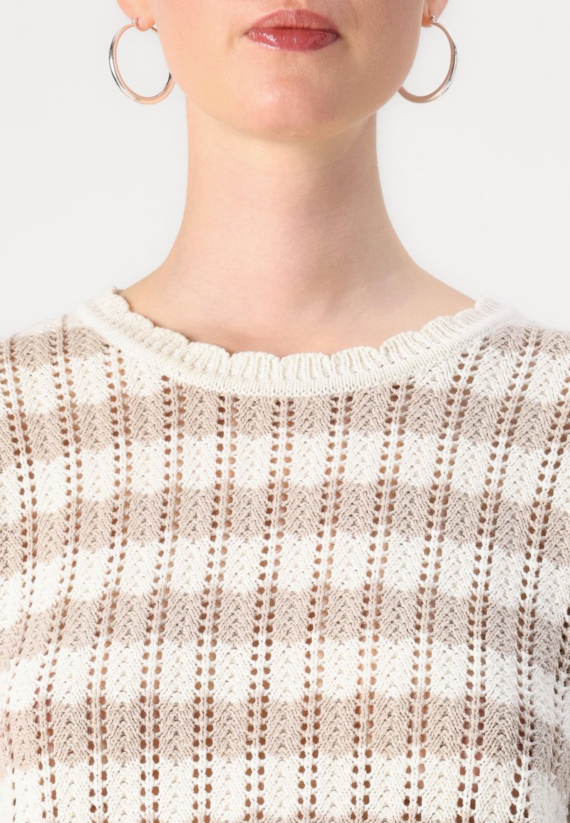 Strickpullover mit gewelltem Ausschnitt, in hellbeige mit braunem karierten Muster und einem strukturierten, offenen Gewebedesign.