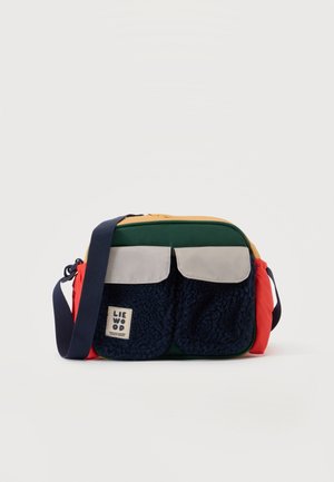 Mala crossbody torba sa zelenim i tamnoplavim fleece prednjim džepovima, bež preklopima, svijetlo narančastim bočnim stranama i tamnoplavim podesivim remenom.