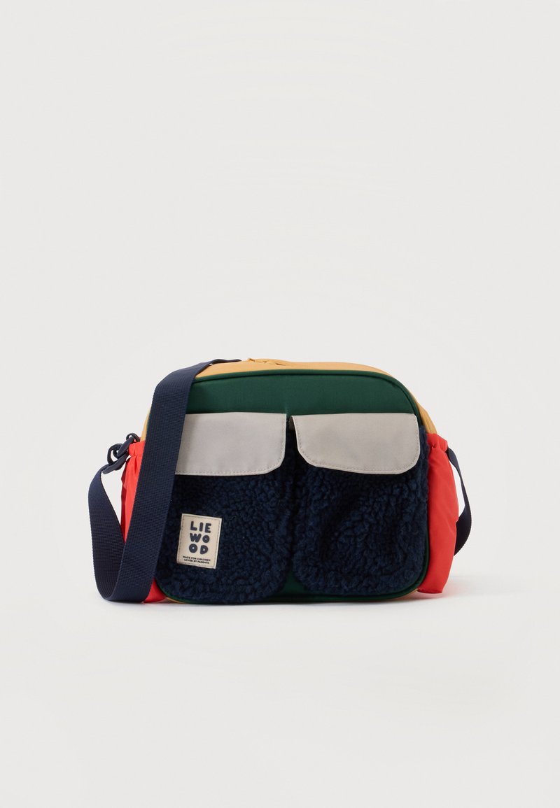 Μικρή τσάντα crossbody με μπροστινές τσέπες από πράσινο και ναυτικό fleece, μπεζ καλύμματα, φωτεινές πορτοκαλί πλευρές και σκουρό μπλε ρυθμιζόμενο λουρί.