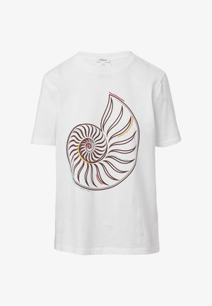 T-shirt en coton blanc avec un graphique de coquille nautilus en spirale marron et des lignes multicolores en rouge, jaune et bleu. Col rond classique.