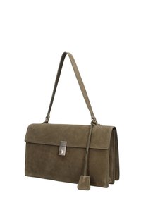 Borsa in suede verde con design strutturato, chiusura a patta, ferramenta argentata e tracolla regolabile. Caratteristica nappina decorativa.