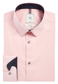 Růžová slim fit košile z bavlny, s límcem na knoflíky, lehký materiál, námořnická vzorovaná podšívka na vnitřní straně manžety, jednoknoflíková manžeta.