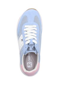 Hellblaue und weiße Sneaker mit Netzpaneelen, weißen Schnürsenkeln, pinkfarbenem Fersenakzent sowie gebrandeter Innensohle und Zungenetikett.