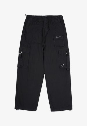 Zwarte cargobroek met een elastische tailleband, zijzakken, voorzakken en ringhardware details. Gemaakt van een lichtgewicht, duurzaam materiaal.