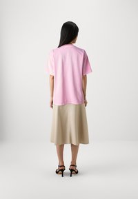 Samsøe Samsøe EIRA - Nyomott mintás póló - orchid smoke