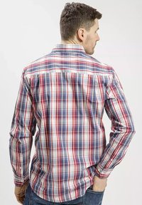Koszula w kratę w czerwono-białe-niebieskie kolory z długimi rękawami i guzikami przy mankietach; posiada klasyczny kołnierzyk i zaokrąglony dół.