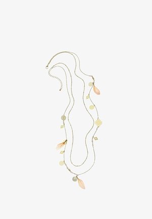 Gouden ketting met drie strengen, voorzien van decoratieve metalen bedels en lichtroze verenaccenten. Met kreeftsluiting en verstelbare ketting.