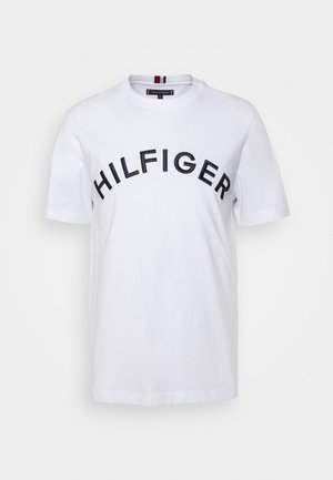 Witte katoenen t-shirt met zwarte geborduurde tekst "HILFIGER" in een boog. Klassieke ronde halslijn met korte mouwen en een rechte onderkant.