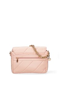 Borsa a tracolla sintetica rosa trapuntata con tracolla in catena dorata e tasca con zip. Texture liscia con dettagli di cuciture diagonali.