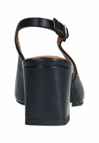 Zwarte hakken sandaal met een open achterkant, enkelbandje en een gladde leren afwerking. Chunky, gestructureerde hak biedt stabiliteit.