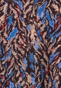 Mønstret stof med en blanding af blå, rød og beige svirvler på en sort baggrund. Materialet ser ud til at være struktureret med en blød overflade.