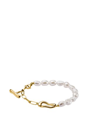 Armband aus Gold und weißen Perlen mit unregelmäßig geformten Perlen und zwei strukturierten Goldelementen, flach auf einem weißen Hintergrund abgelegt.