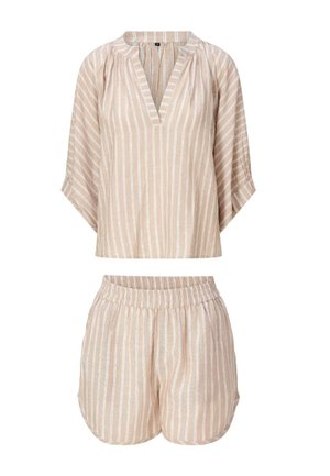 Beige Bluse mit kurzen Ärmeln, V-Ausschnitt und passenden Shorts mit elastischem Bund, beide mit weißen vertikalen Streifen.
