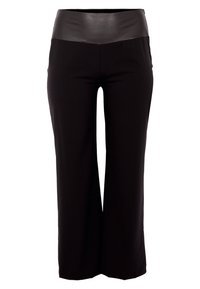 Zwarte broek met wijde pijpen en een soepele zwarte leren tailleband, met een getailleerd ontwerp en een zachte textuur, geschikt voor verschillende gelegenheden.