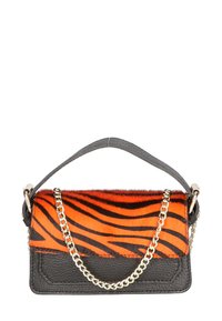 Piccola borsa a mano con strisce orizzontali di pelliccia sintetica arancione e nera nella parte superiore e pelle nera texturizzata nella parte inferiore; inclusa una tracolla in catena argento.