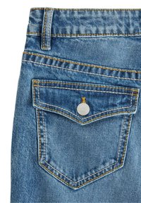 Ljusblå denimbyxor med en stängd bakficka, prydda med en silverfärgad knapp och kontrasterande gula tråddetaljer.