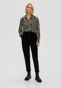 s.Oliver REGULAR BUNDFALTEN - Broek - schwarz