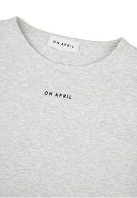 Grå bomull T-skjorte med rund hals, med subtil tekstur og en liten svart brodert logo med teksten "OH APRIL" på brystet.