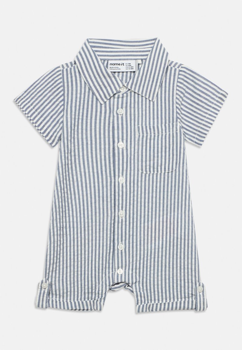 Combinaison bébé à manches courtes avec rayures verticales bleues et blanches, boutons sur le devant, col, poche poitrine et poignets retroussés avec boutons.
