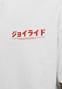 Jack & Jones JORTOKYO MARKET TEE  CREW NECK - Majica kratkih rukava s printom - bright white print:red script