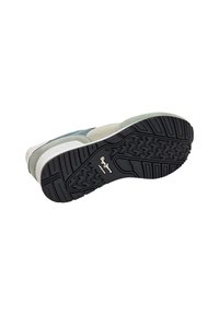 Baskets avec une tige multicolore en suède vert clair, beige et bleu marine. Semelle épaisse en caoutchouc noir avec une bande de roulement texturée pour l'adhérence.