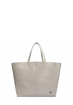 Bolso tote gris claro con dos asas, textura lisa y un pequeño logo metálico en el centro inferior derecho del frente.