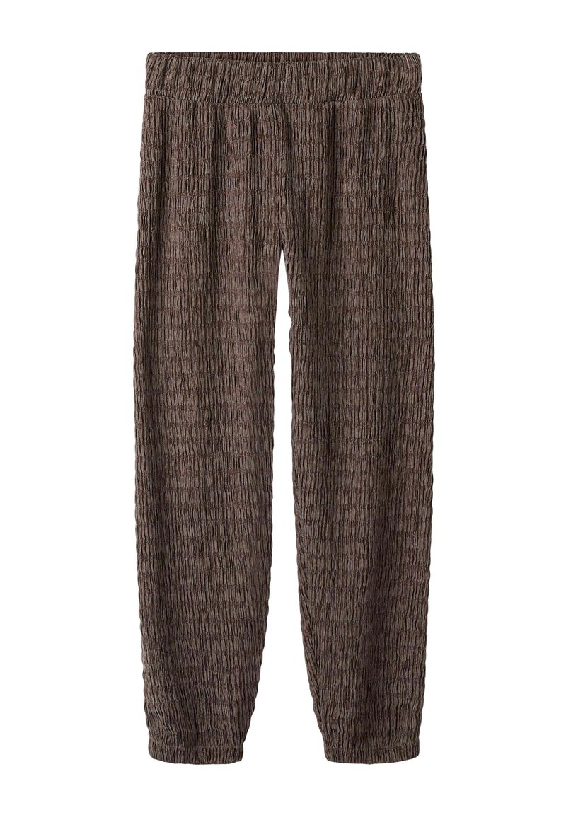 Pantalon en tissu marron froissé avec une ceinture élastique et des jambes effilées, présentant un motif texturé sur toute la surface.