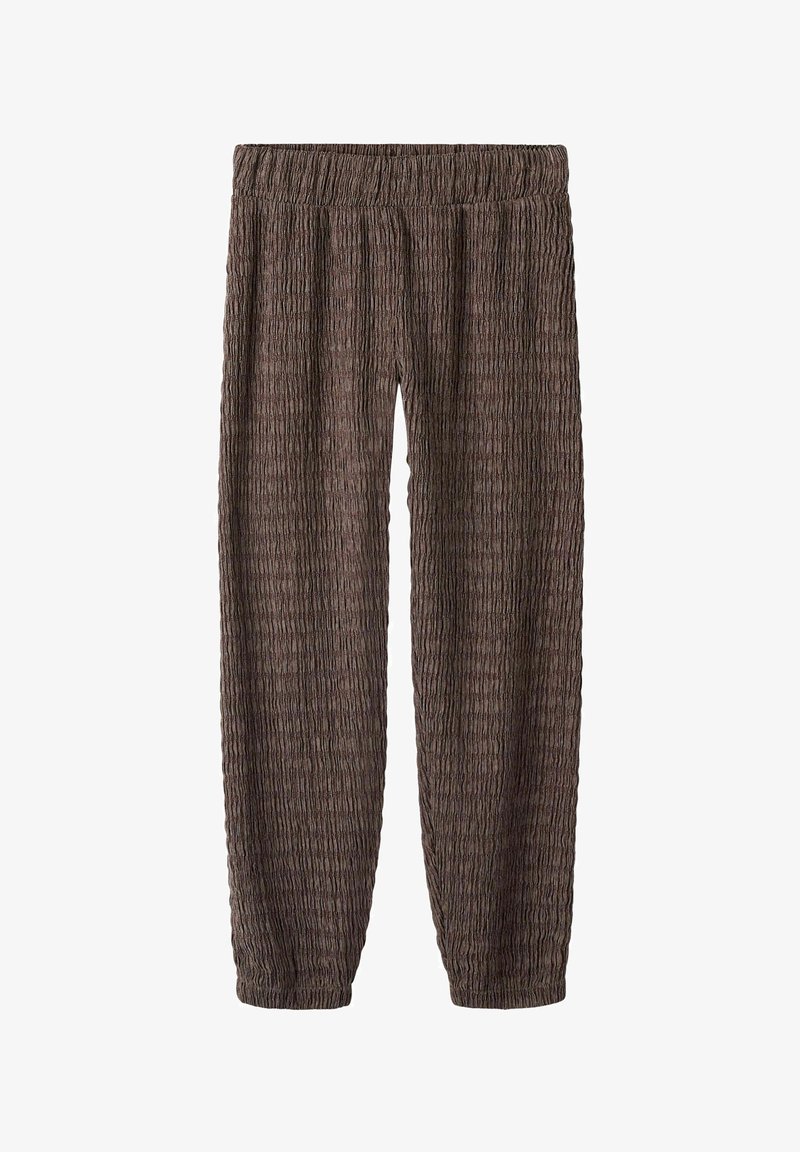 Pantalon en tissu marron froissé avec une ceinture élastique et des jambes effilées, présentant un motif texturé sur toute la surface.