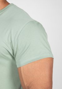 Groene katoen t-shirt met een ronde hals, korte mouwen en een slim fit ontwerp. Soepele textuur en nette stiksels.