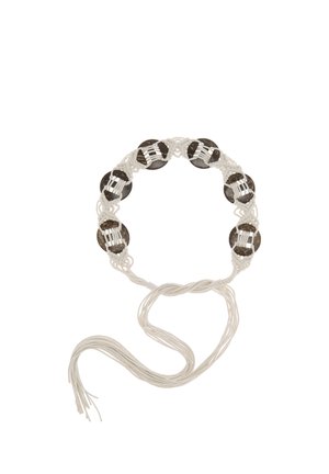 Pulsera trenzada blanca con cinco cuentas redondas oscuras espaciadas uniformemente, atada en un lazo con dos extremos de borlas sueltas.