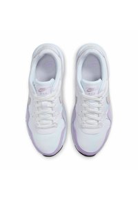 Sneakers Nike con una parte superiore in mesh bianco arricchita da delicati accenti lavanda, lacci rotondi, suola testurizzata e branding sulla linguetta.