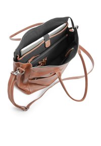 Sac à main en cuir tan avec une ouverture à zip, doté d'un intérieur noir et de plusieurs compartiments pour l'organisation, y compris une poche rembourrée pour ordinateur portable.