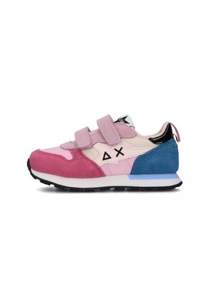 Sneaker colorato con suede rosa, blu e crema. Presenta cinturini in velcro, un accento nero e un logo texture in bianco e nero. Suola bianca.