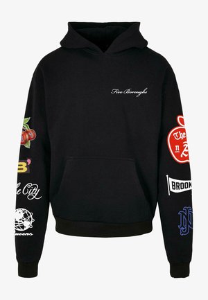 Fekete kapucnis pulóver, amelyen a "Five Boroughs" felirat található a mellkasán, és különböző színes grafikai nyomatok díszítik az ujjakon, beleértve a cseresznyét és városneveket.