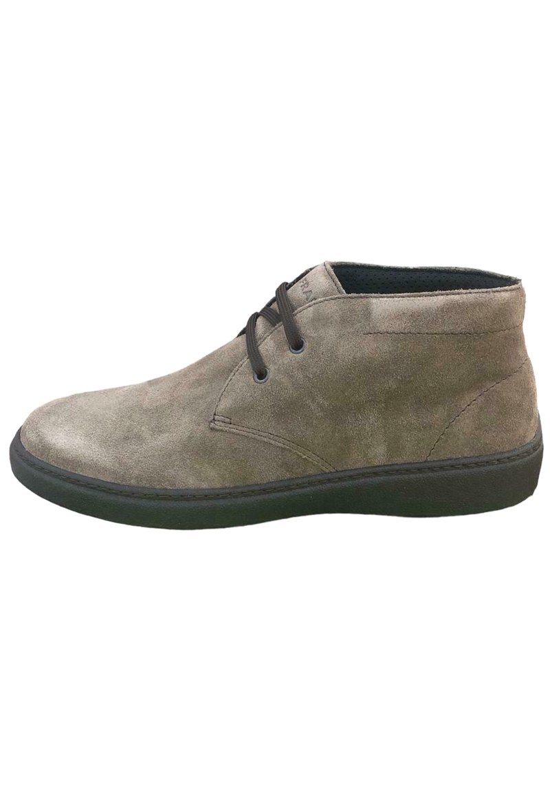 Scarpe alla caviglia in suede grigio con punta arrotondata, due fori per i lacci e una suola in gomma nera. Texture liscia con dettagli di cucitura minimi.