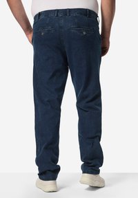 Tmavě modré džíny s uvolněným střihem, se dvěma zadními kapsami na knoflíky a hladkým pasem. Texturovaná látka.