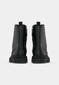 Crne gležnjače od glatke kože s okruglim vrhom, prednjim patentnim zatvaračem i teksturiranom gumenom potplatom s dubokim šarama za prianjanje.