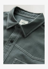 Sélectionné, charcoal grey