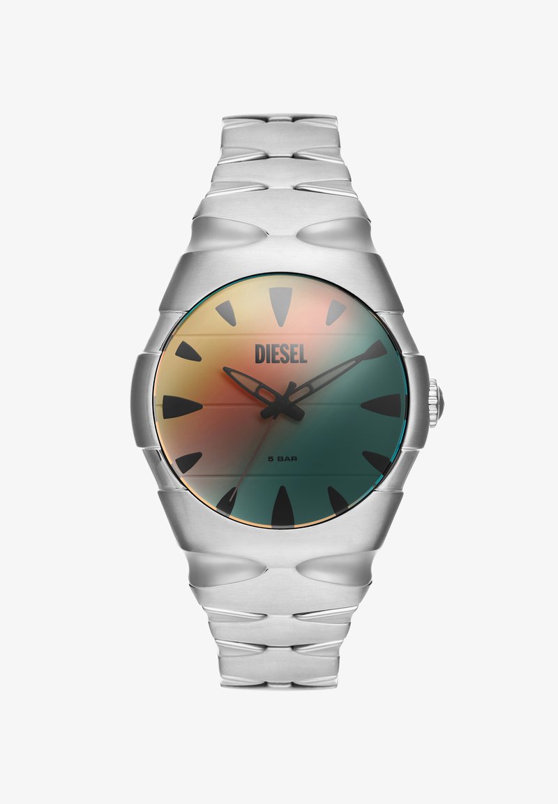 Klocka i silverfärgad rostfritt stål med en gradient urtavla i orange och teal, med djärva svarta timmarkörer och ett strukturerat armband.