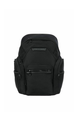 Mochila negra Porsche Design con múltiples compartimentos con cremallera y bolsillos laterales, mostrada desde el frente sobre un fondo blanco.