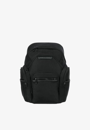 Zaino nero Porsche Design con più scomparti con zip e tasche laterali, mostrato frontalmente su sfondo bianco.