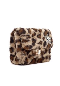 Faux fur leopardprint handtas met een gouden sluiting en een sterdetail met kristallenaccent op de klep. Zachte textuur, rechthoekige vorm.