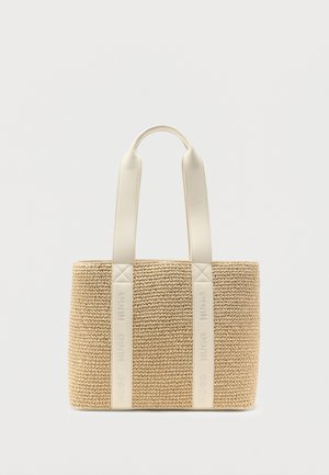 Beige vævet taske med to brede, off-white håndtag med præget "HUGO"-branding.