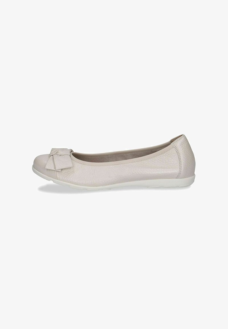 Ballerine beige clair en cuir texturé, avec un nœud décoratif sur le bout et une semelle en caoutchouc blanche. Design simple et épuré.