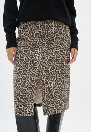 Schlangenprint-Rock mit geradem Schnitt, in Beige- und Brauntönen, mit einem vorderen Schlitz und subtiler Textur, kombiniert mit einem schwarzen Pullover.