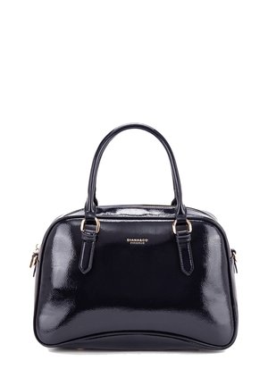 Sac à main en cuir noir verni avec doubles poignées supérieures, quincaillerie dorée et design courbé. Dispose d'une fermeture éclair et d'un logo relief.