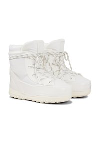 Białe ocieplane buty z wyściełanym kołnierzem, teksturowaną powierzchnią zewnętrzną i kontrastowymi sznurówkami. Charakteryzują się grubą gumową podeszwą oraz akcentami z logo.