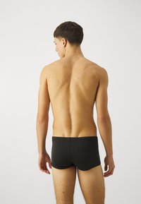 EA7 Emporio Armani WATER CORE TRUNK - Costume da bagno a pantaloncino - nero/gold